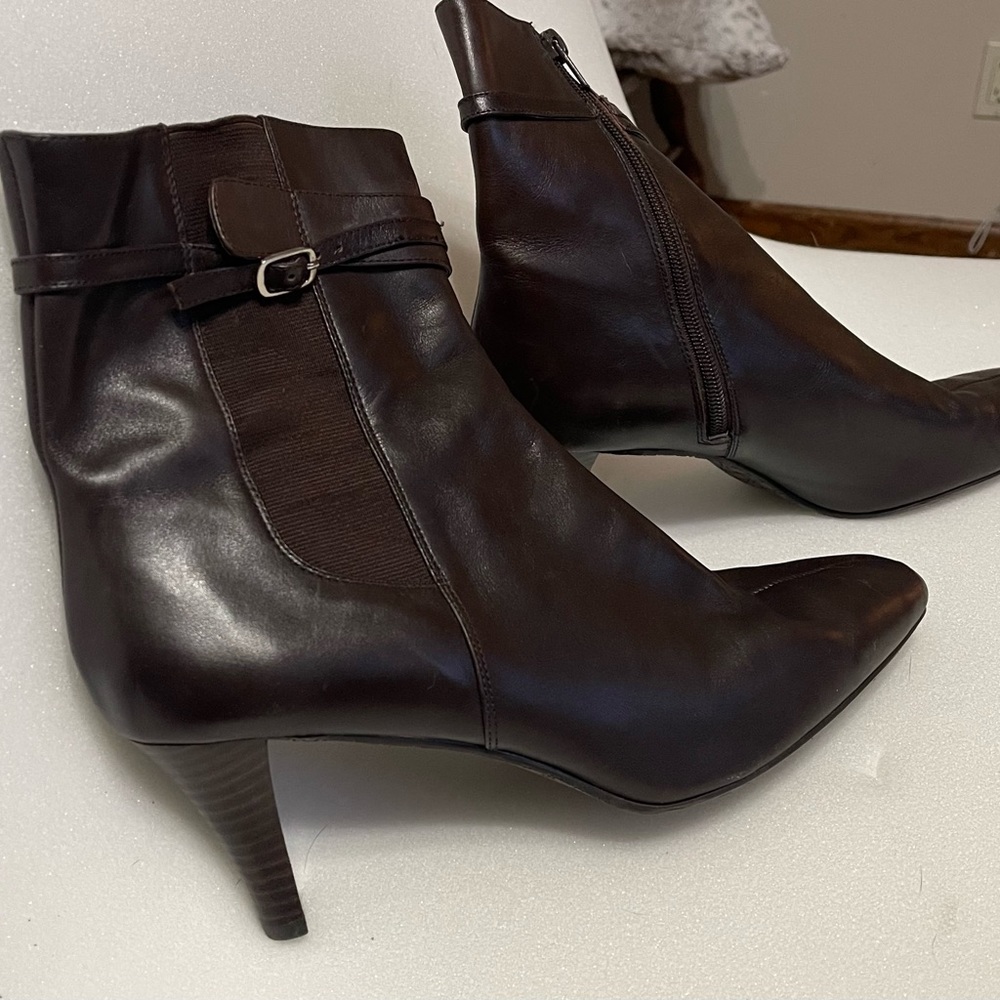 Nine West SZ 11 brown leather women’s short heeled booties
